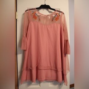 Pink tulle dress with embroidered details. Midi sleeves